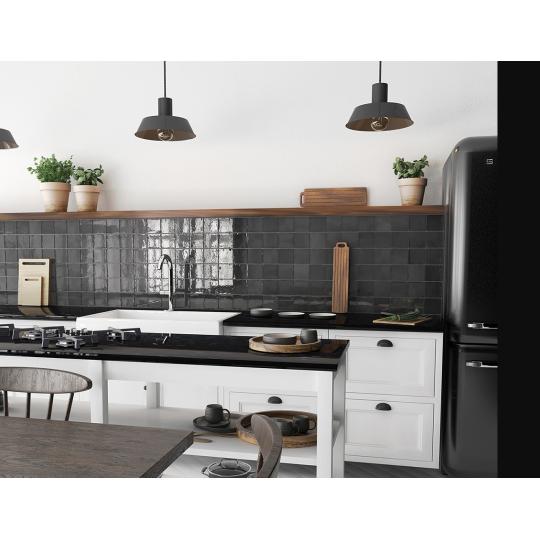 cierna mediteransky leskly obkladacka rucne vyrobena kuchyna tmavy obklad rustikalny vlnity maly cierna biela kuchyna teply farebny vidiecky krajina vintage klasicky.jpg